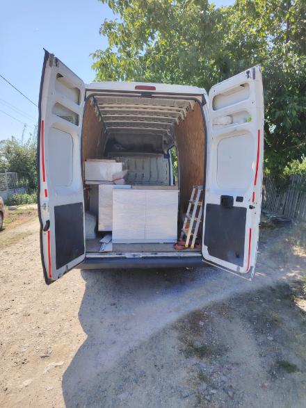 Citroen Jumper incarcat cu mobila vedere in duba prin usile din spate