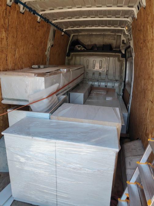 Citroen Jumper incarcat cu mobila vedere in duba prin usile din spate