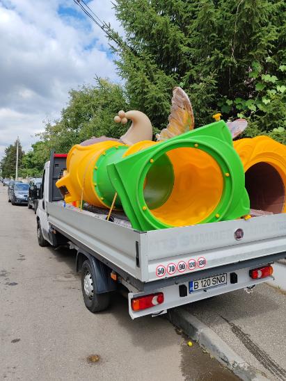 Fiat Ducato bena deschisa cu cabina alba incarcata cu marfa