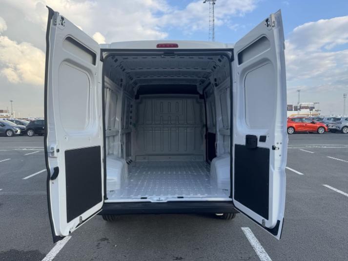 peugeot boxer van de culoare alba vazut din spate cu usile de marfa deschisa