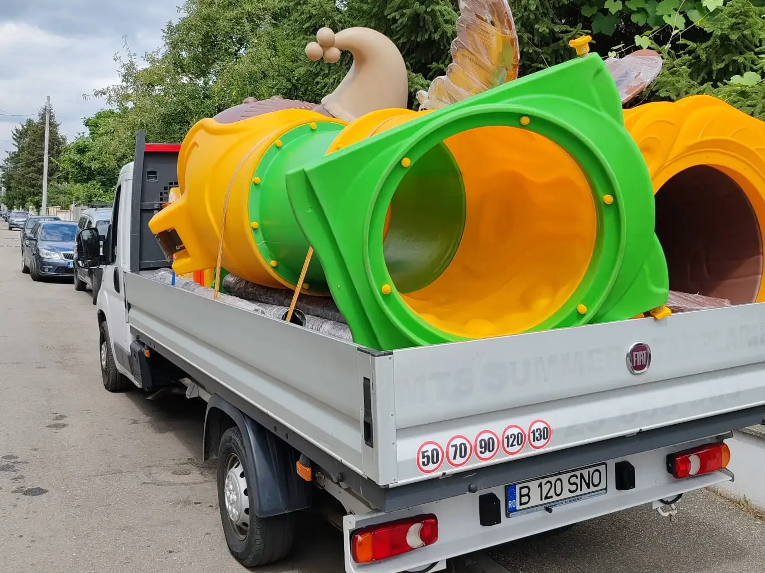 Fiat Ducato bena deschisa cu cabina alba incarcata cu marfa pentru transport materiale constructii