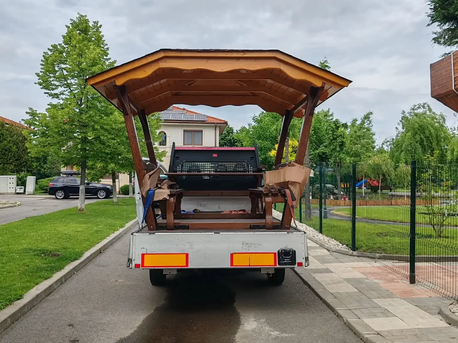 Autoutilitara Fiat Ducato de culoare alba , pe care sa scrie textul: 'Ovi Trans ' , cu usile din spate deschise , iar in spatele ei se vede cum un stivuitor incarca un palet cu marfa